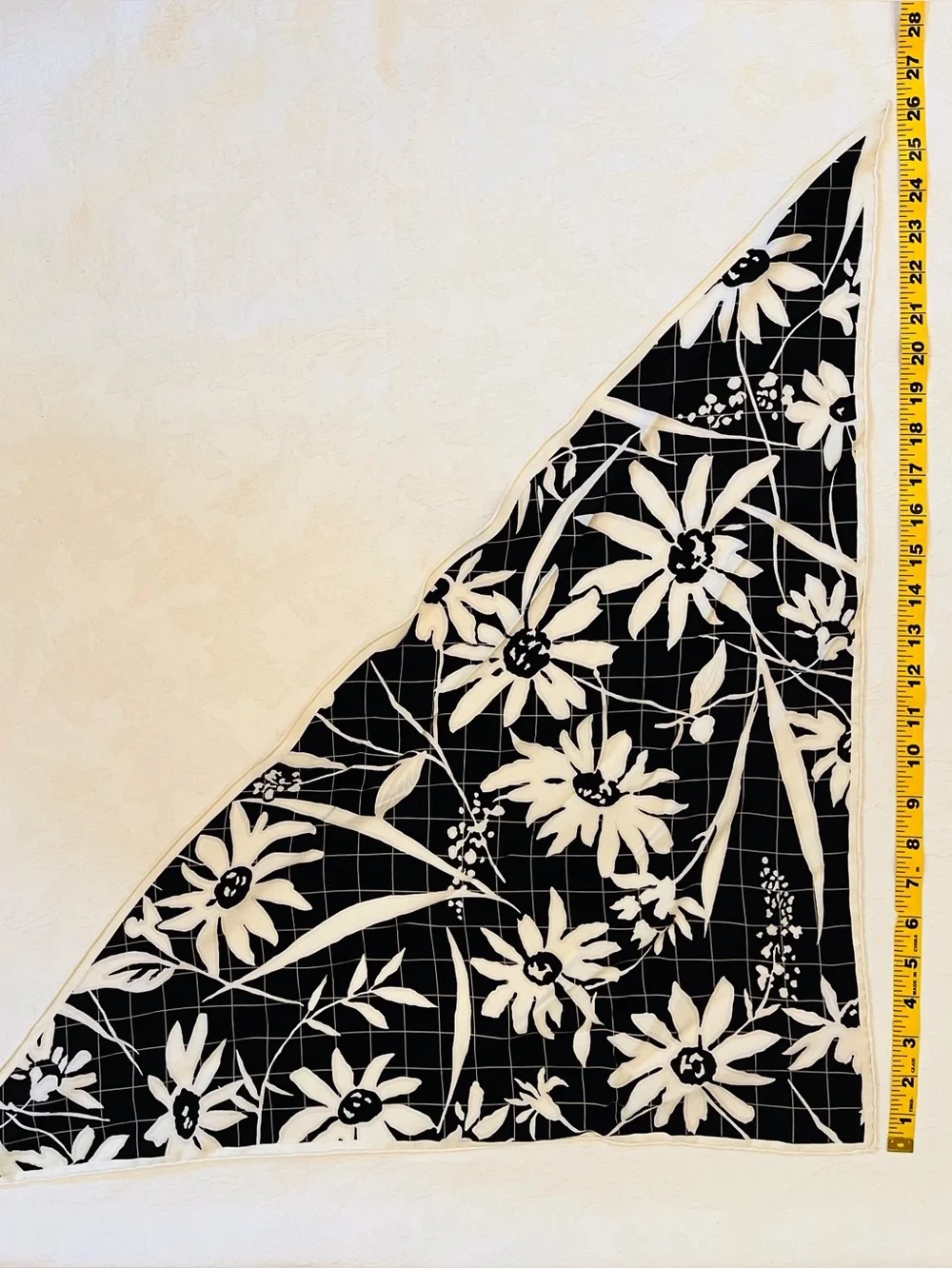 Whimsigoth 1960s triangle head kerchief scarf - black & white daisy rolled hem